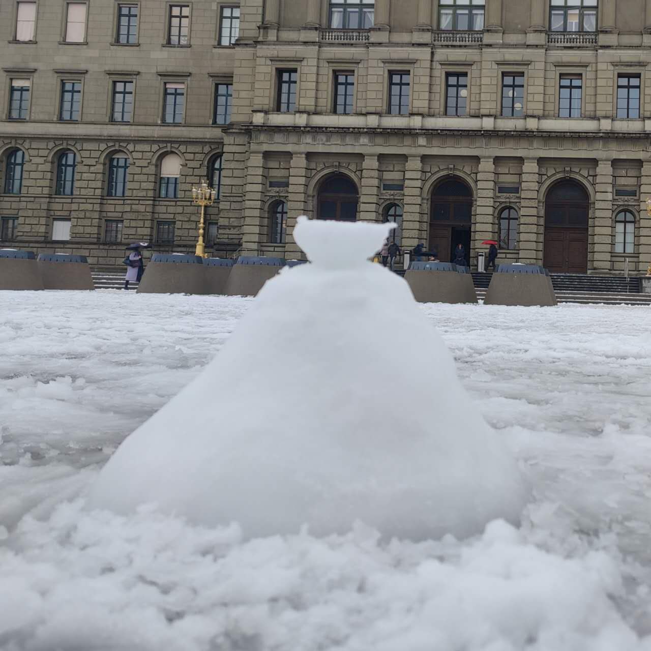 Polyterrasse 雪地中的小型雪墓