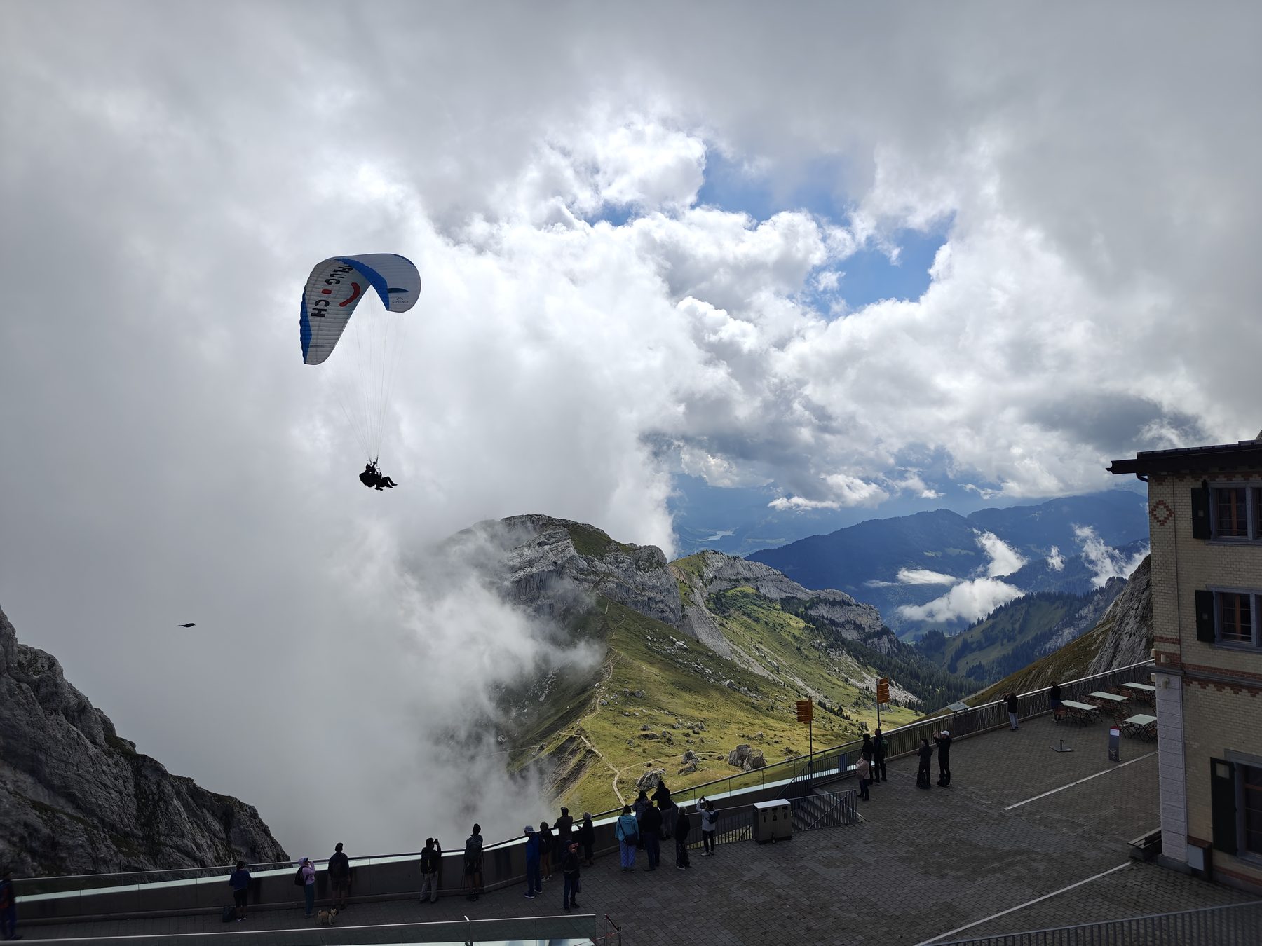 Pilatus 山顶上空的双人滑翔伞
