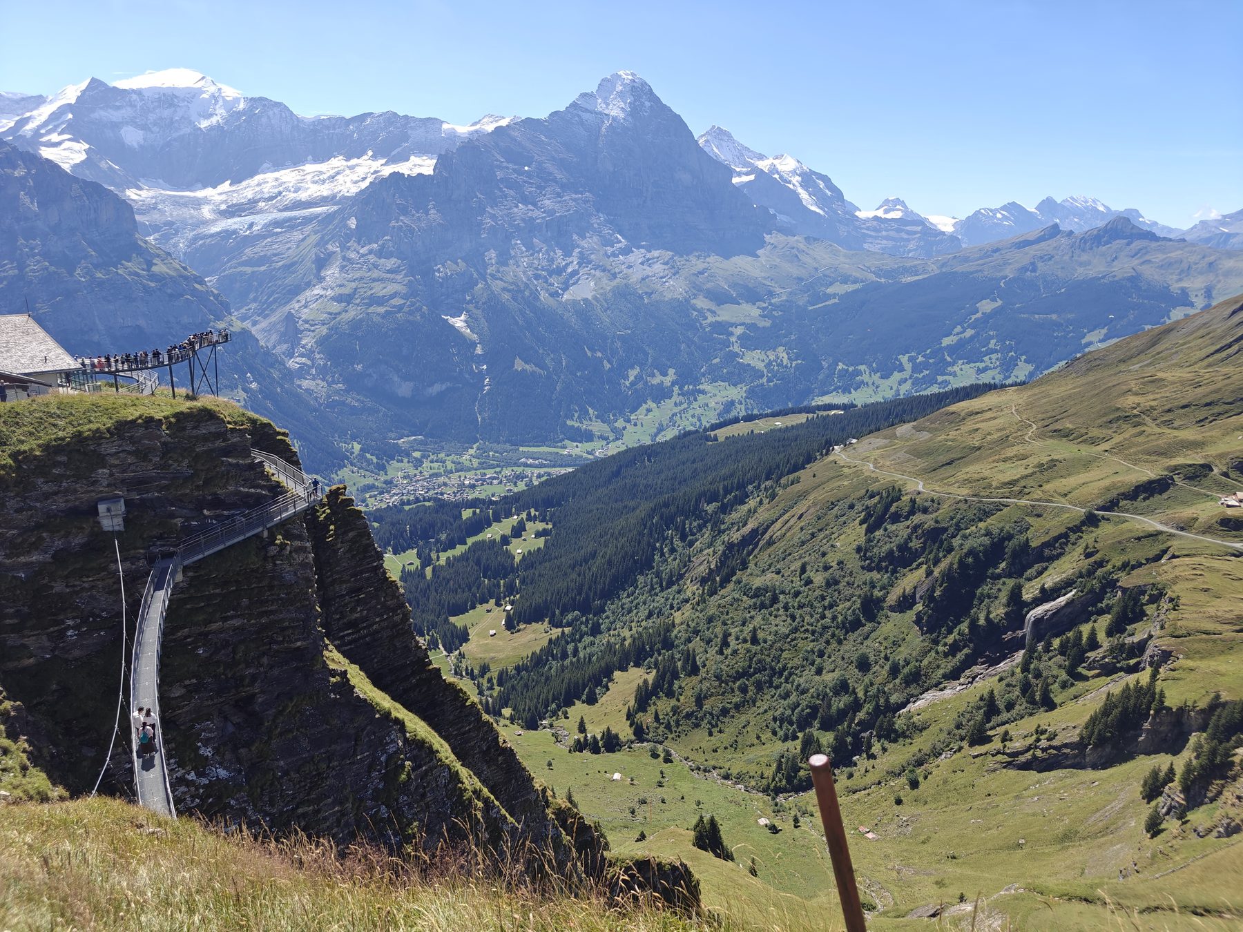 从 Grindelwald First 远望阿尔卑斯山峰与山谷